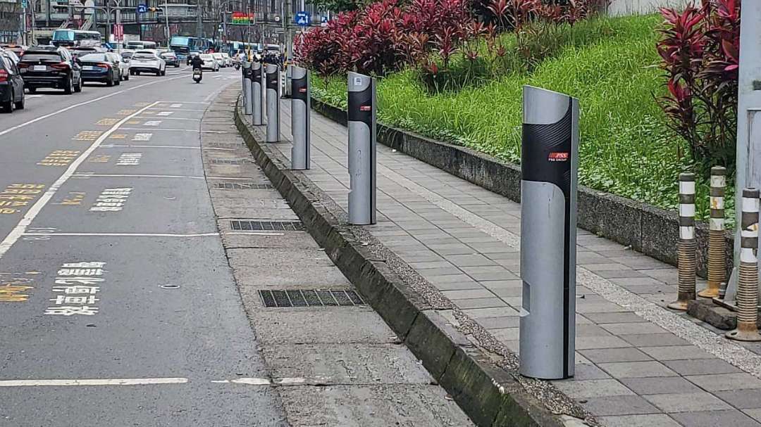 Parking bar with sensor